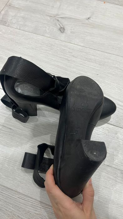 Кожаная обувь черная