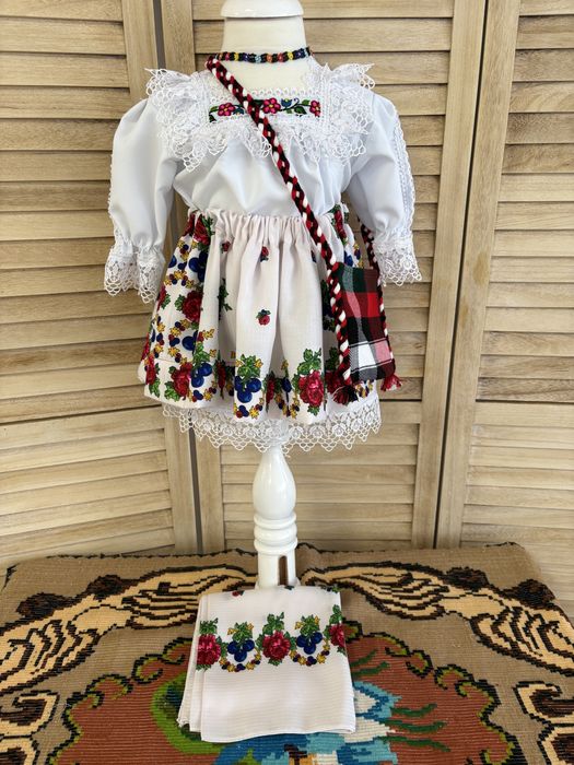 Costum popular pentru fetite de Maramures