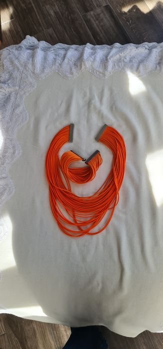 Ефектни колиета запазени.