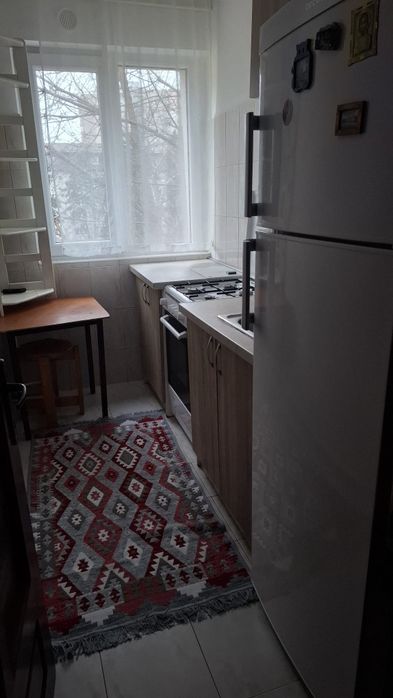Închiriez apartament cu 2 camere