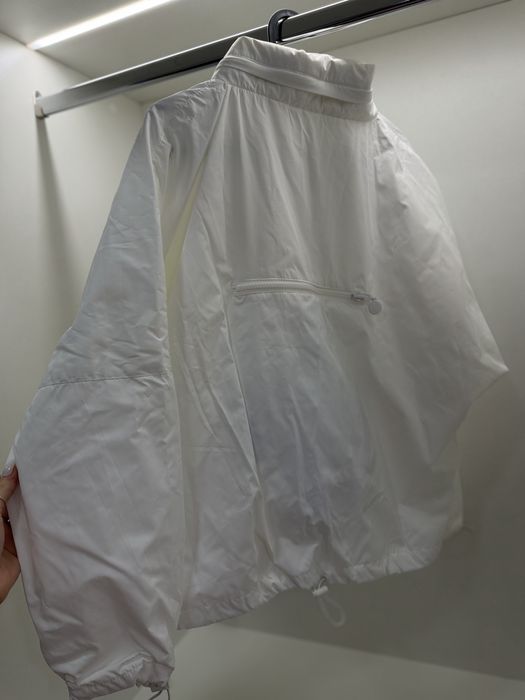 Бяла ветровка, нова с етикет, размер М, с прибираща се качулка