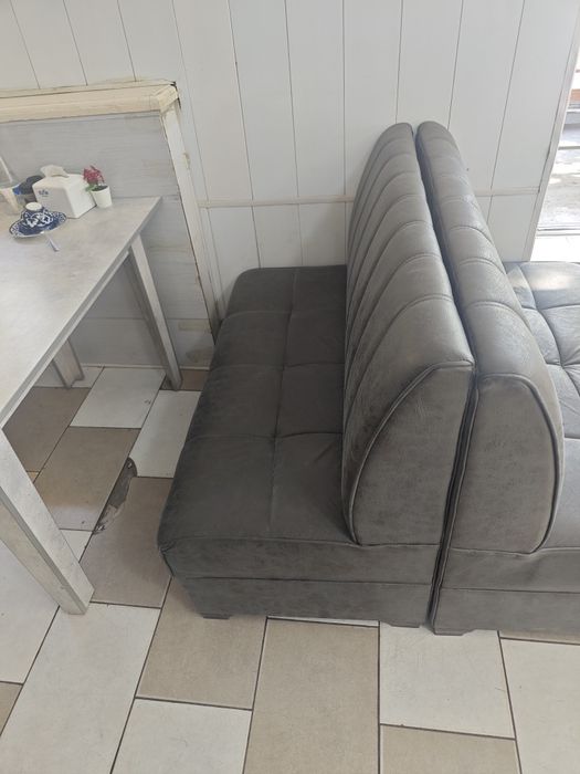 Срочно продам диваны и стол для кафе баров