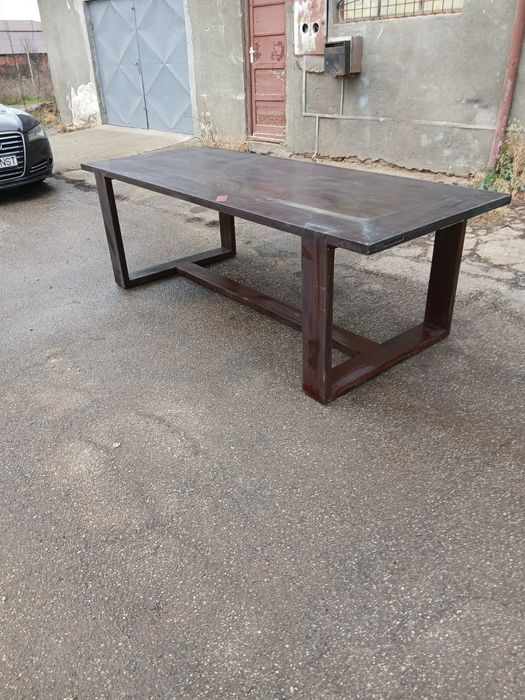 Vând masa din lemn masiv