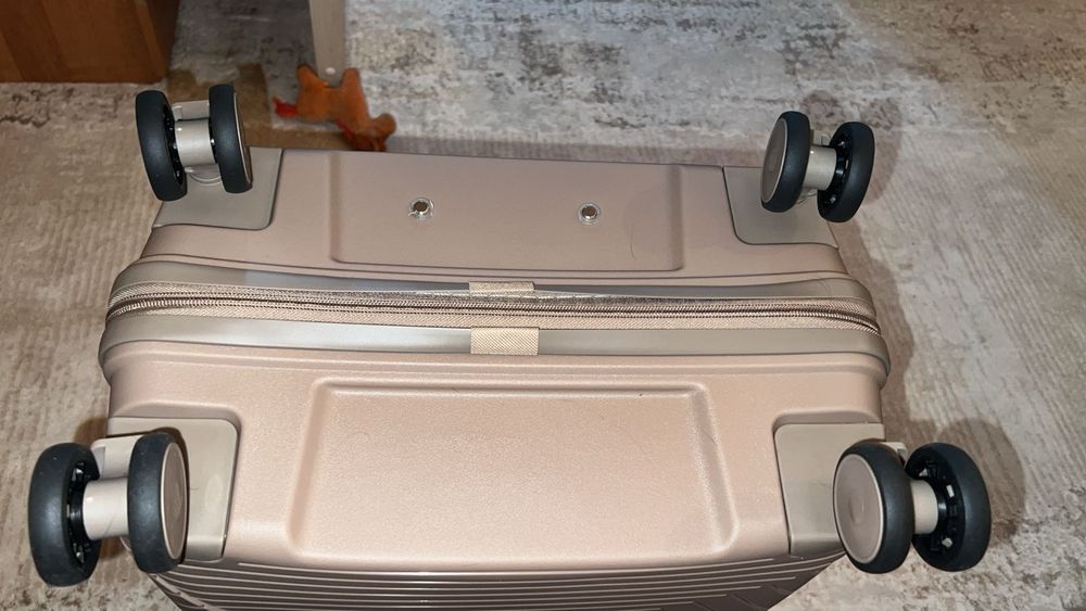 Продам новый чемодан размер М