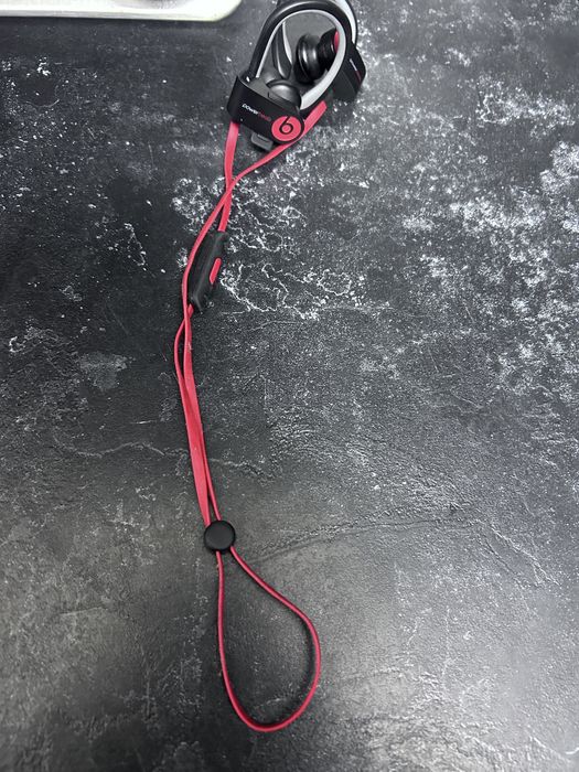 Căști Wireless Beats Powerbeats 3 – Negru/Roșu (Ediție Specială Defiant Black-Red)
