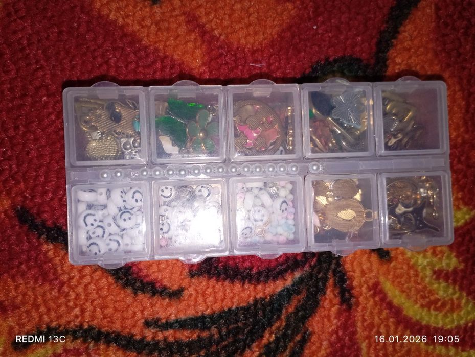 Набор с бисером и фигурками для украшений