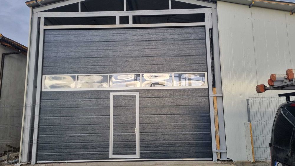 uși de garaj cu acces pietonal si panou vitrat