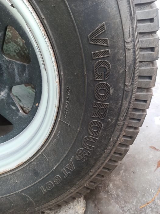 Продам диски с резиной на внедорожник.