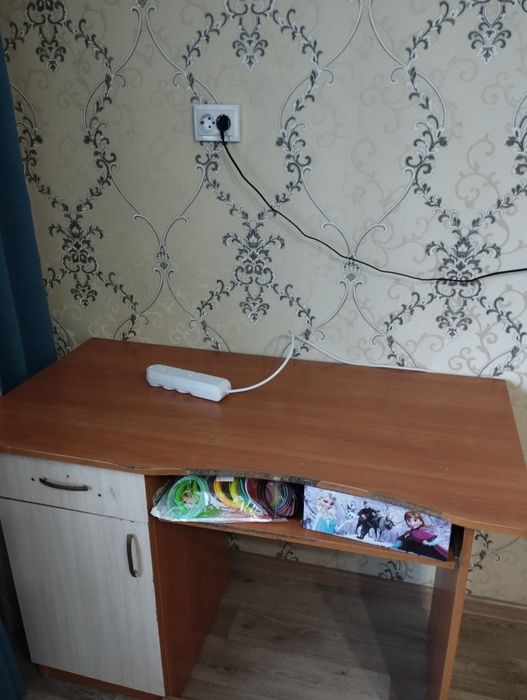 Стол в гтличном состоянии можно для компа