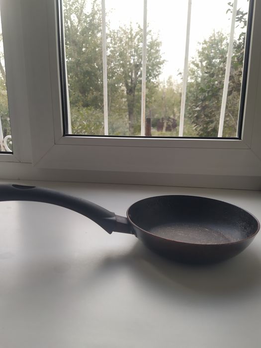 Кастрюли эмалированные, сковороды разные
