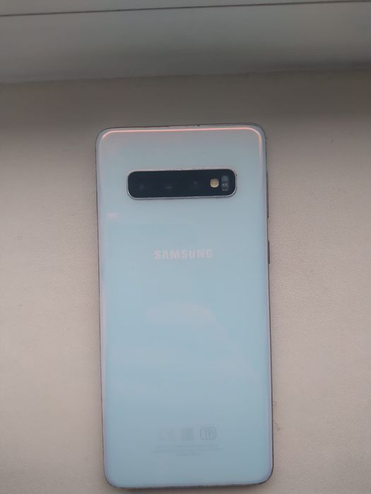 Продам Samsung s10 в хорошем состоянии