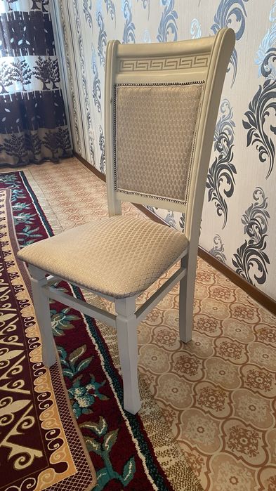 Стол для гостинной со стульями