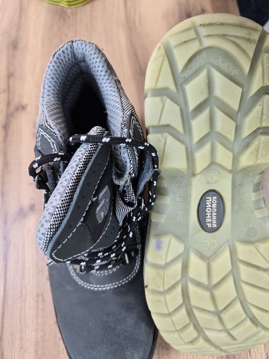 Продам рабочие сефти ботинки.