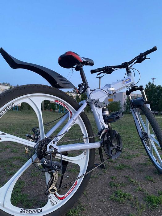 Белый скоростной велосипед