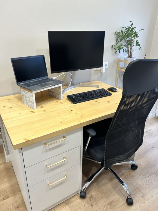 Продается стол с выдвижными полками