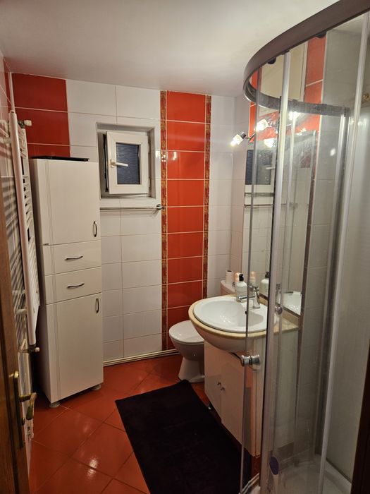 Inchiriez apartament 3 camere strada Spania