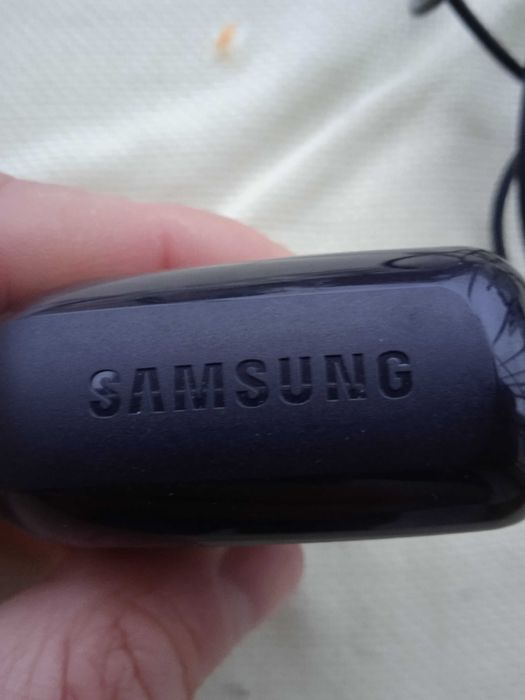 Стационарен телефон и зарядни устройства за мобилни телефони.