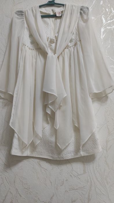 Платье белое комбинировано белым шелком. Мат-л космос.р-р 46.молния ..