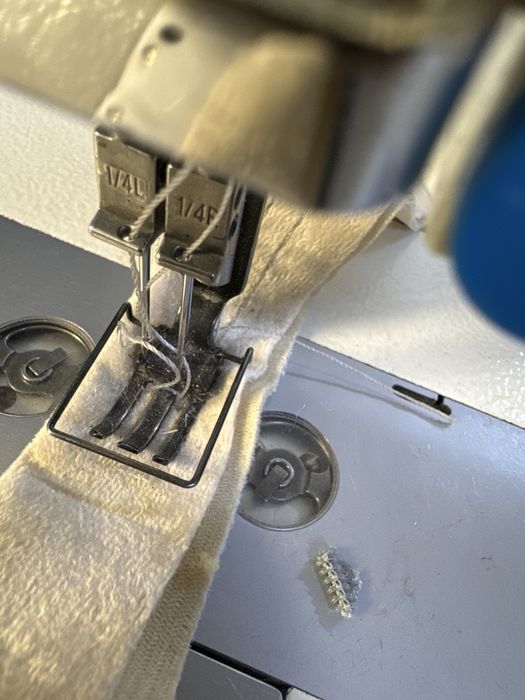 Швейная машинка двухигольная