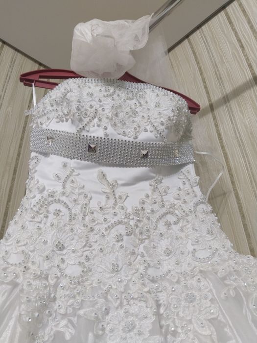 Продам свадебное платье с фатой 20000
