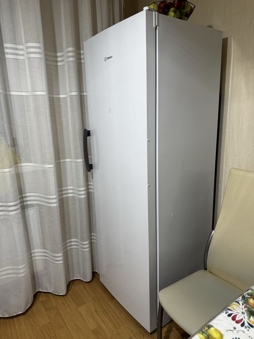 Морозильник Indesit DSZ 275 л