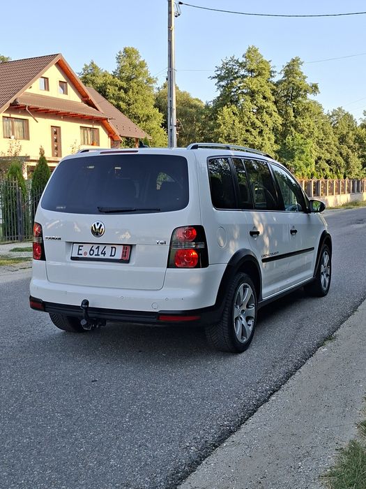 VW TOURAN CROSS 2010* Facelift * Full Options * 1.4 Benzină * Cutie de Viteze Automată * BI-XENON * Padele F1*  Navigatie Mare * Tempomat* Import 1 ZI