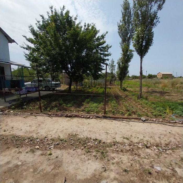 Продаётся дом Дача возле ангрен реки. Двухэтажная с удобствами.