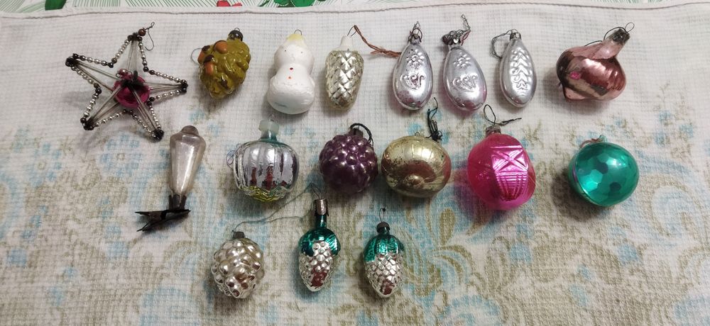 Продаются ёлочные игрушки.