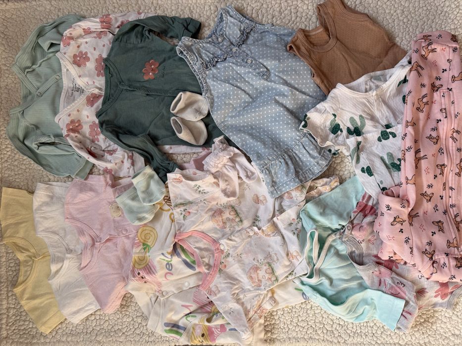Продаю почти НОВЫЕ вещи на девочку 0-3 месяца, все 17 вещей вместе