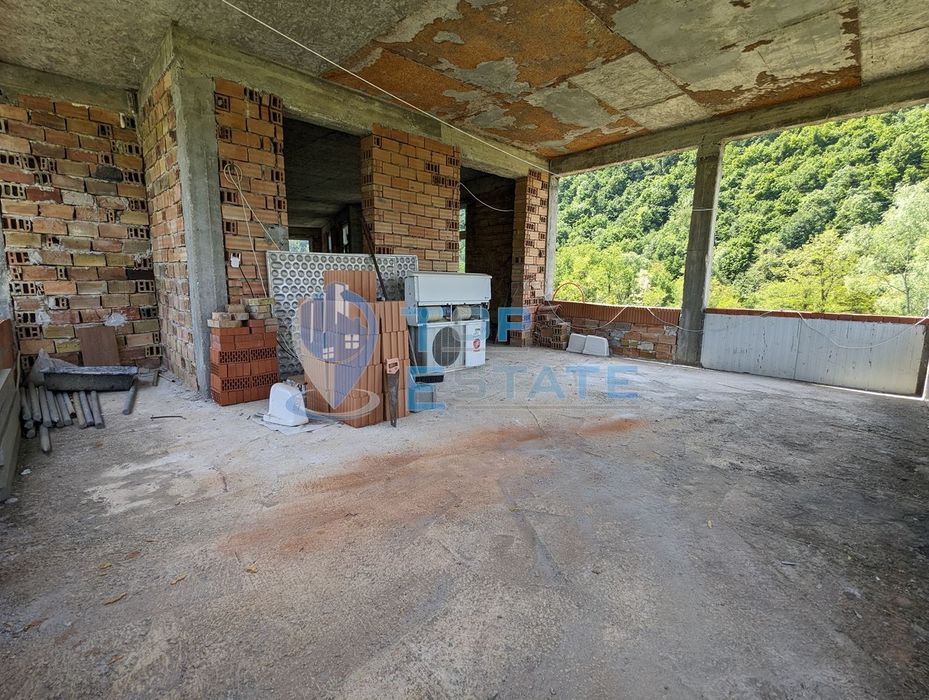 Масивна къща на груб строеж с голям двор и панорама в село Войнежа