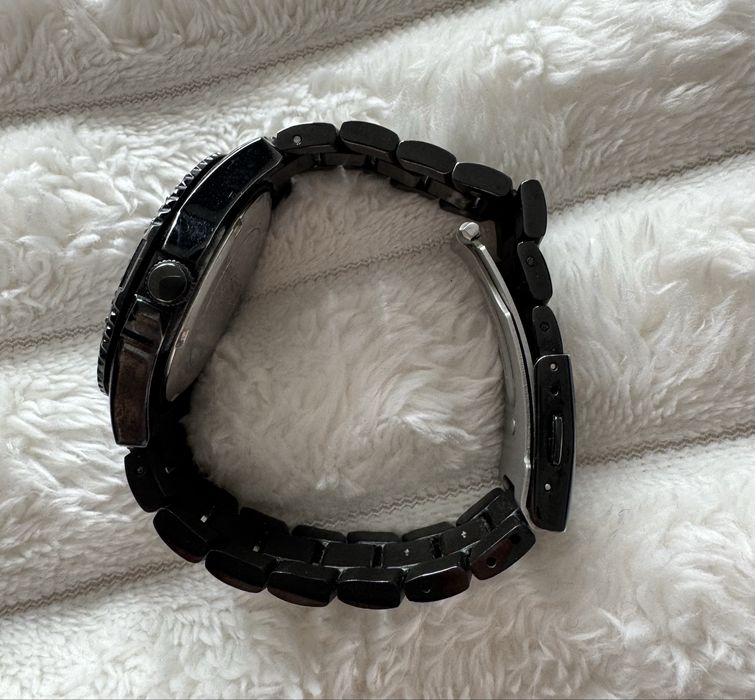 Гривна SWAROVSKI, обеци INVOKE, часовник GUESS