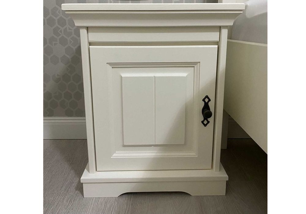 Noptiera din lemn masiv Cleopatra