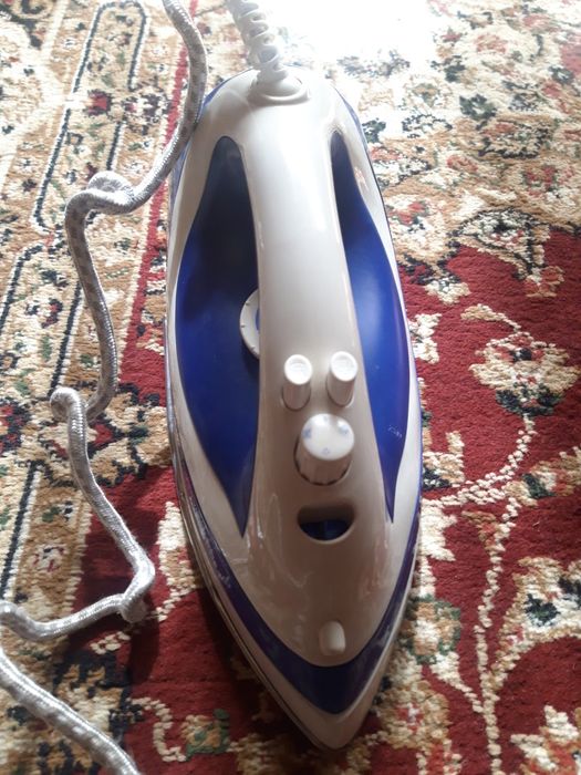 Продаю утюг почти новый.Цена окончательно.