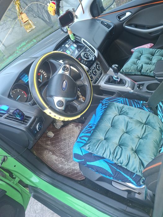 Vand ford focus mk3 an 2012 fara defecte.