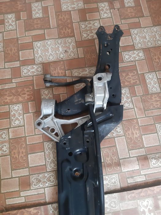 Преден мост Golf 4 и носачи без грам ръжда напълно здрав