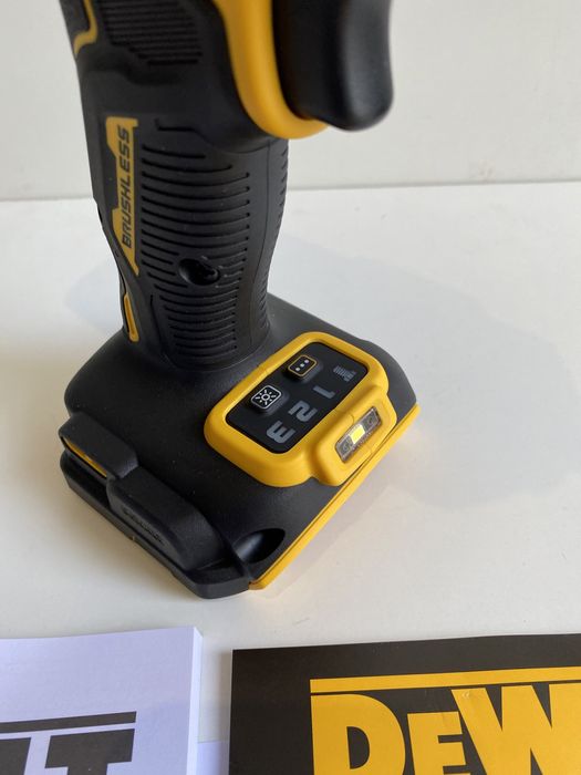 Акумулаторен ударен гайковерт DeWALT DCF961N, 18 V, 2372 Nm