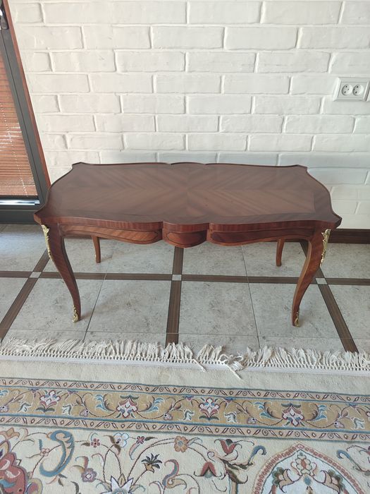 Продаётся антикварный журнальный столик