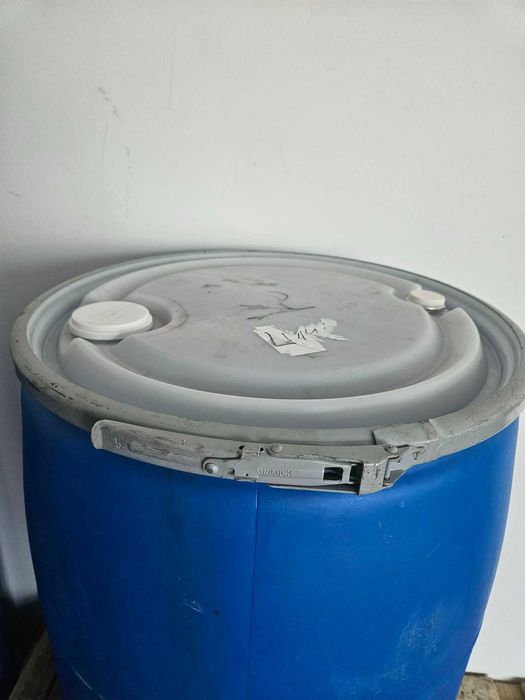 Продавам пластмасови бидони 200 л