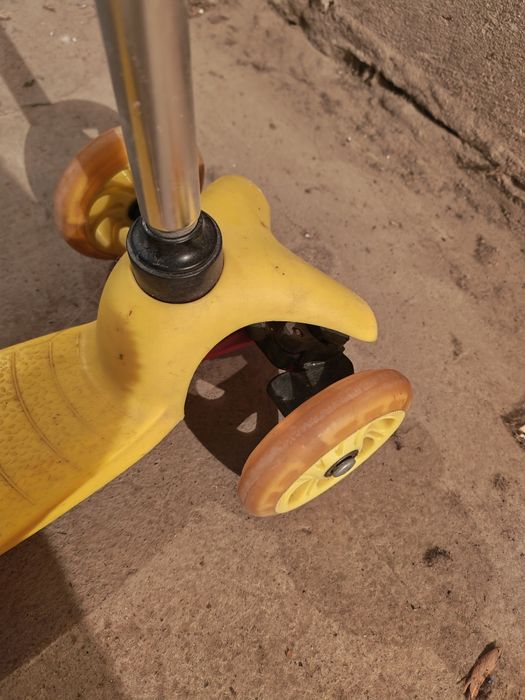 Детска тротинетка със светещи колела