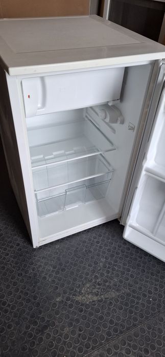 Малък хладилник с камера