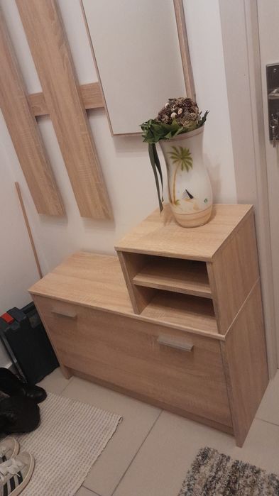 Cuier și dulap cu oglinda