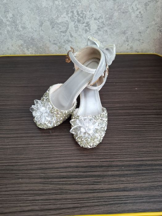 Продам туфельки на каблучке