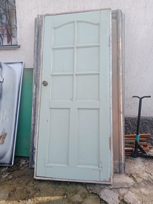 Дверь деревянный