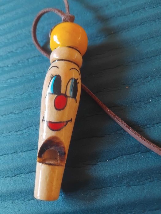 Свирка -  дървена ръчно рисувана с кожена връзка