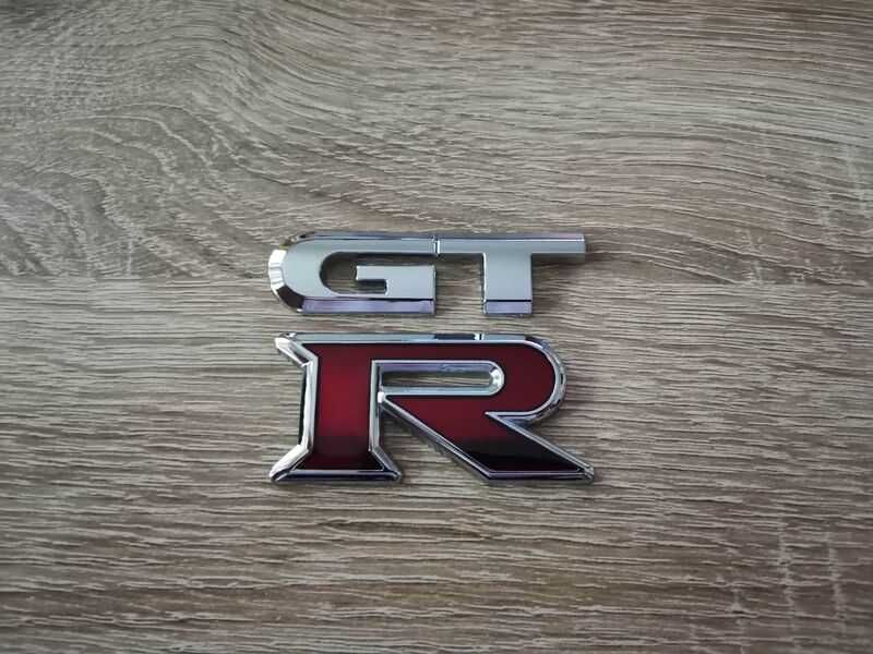 Емблема Nissan GT-R сребристо с червено