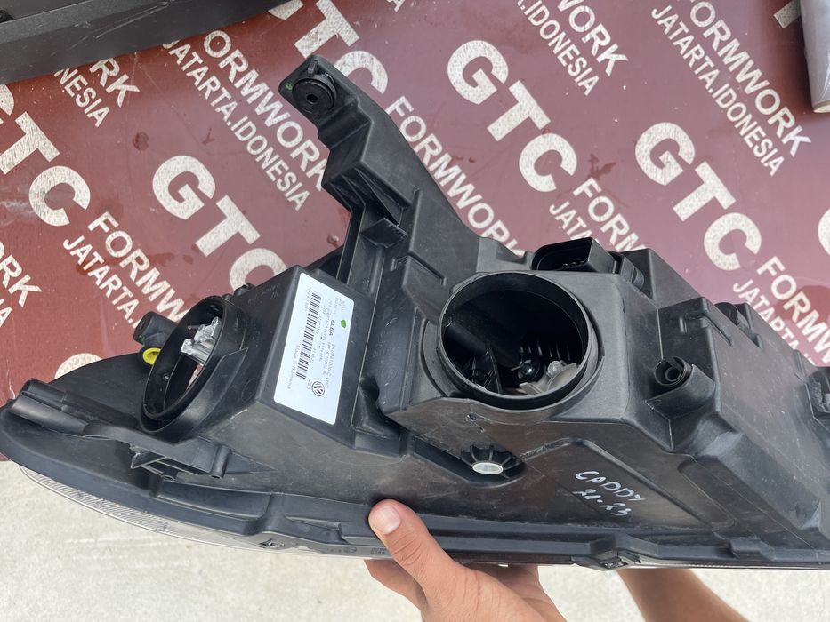 Фар VW Caddy 2020-десен