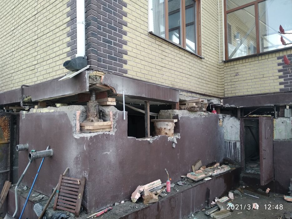 Выравнивание дома домкратами