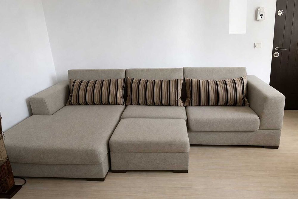 Colțar modern extensibil cu taburet, foarte comod 1700 lei