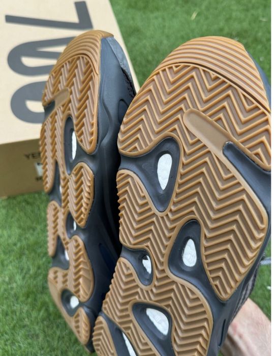 Adidasii Yeezy Boost 700 V2 mărimea 44