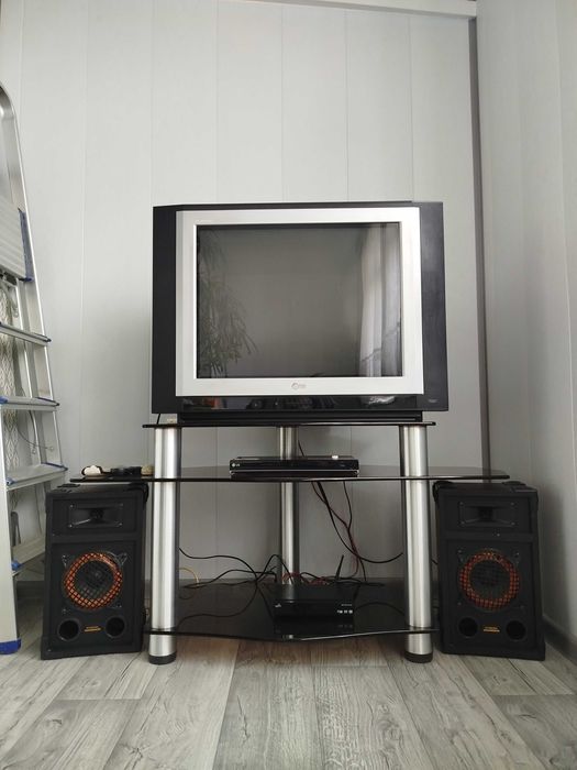 Телевизор+столик+колонки+DVD проигрыватель+тюнер+спутниковая тарелка
